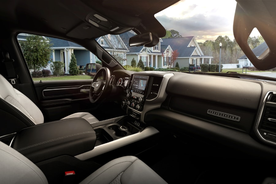 2025-RAM-1500-BigHorn-CrewCab-Truck-I01%20(2).jpg