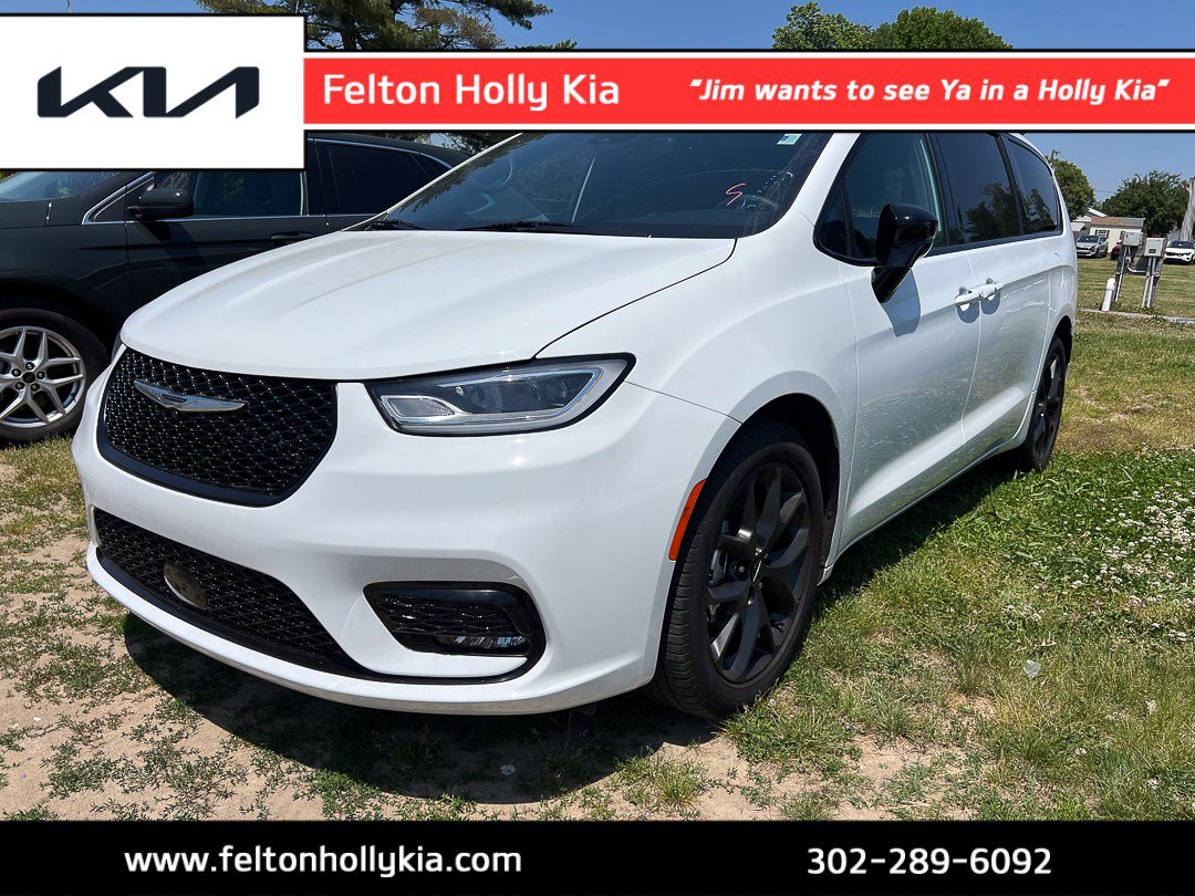 2025 Chrysler Pacifica Limited's photo