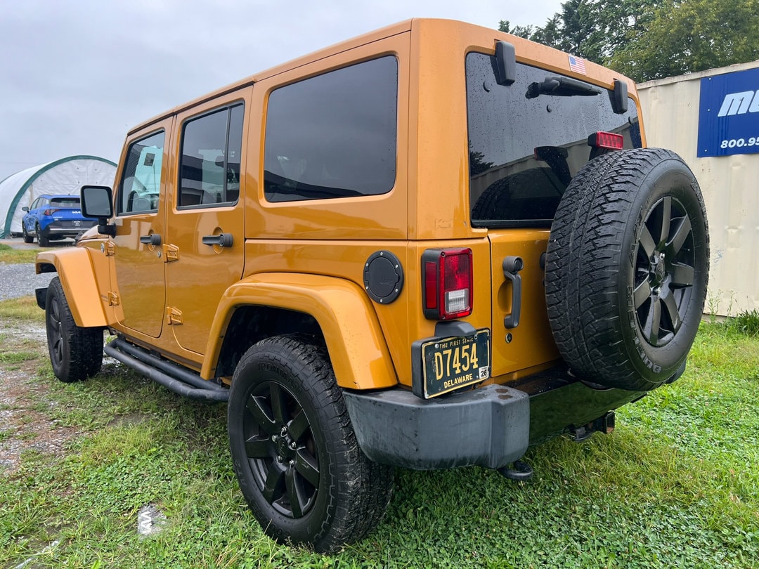 2014 Jeep Wrangler Unlimited Sahara photo 2