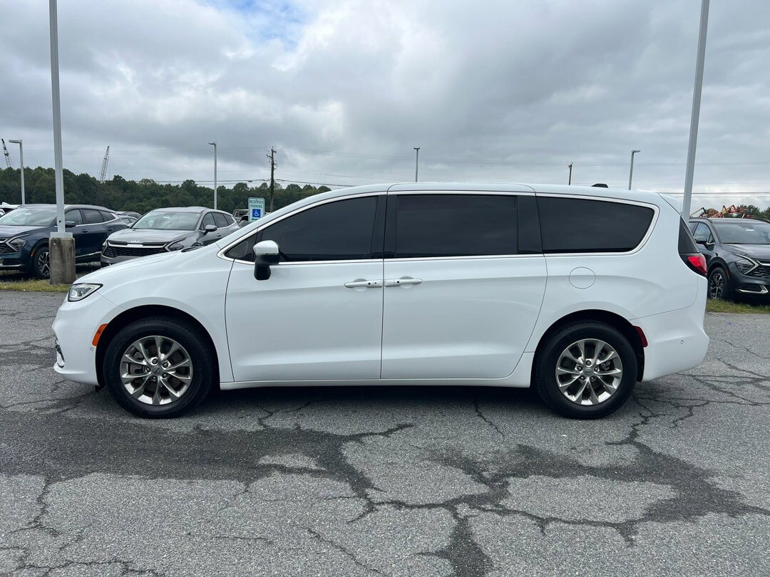 2023 Chrysler Pacifica Touring L photo 2