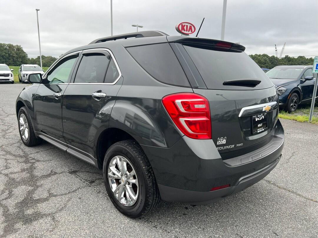 2017 Chevrolet Equinox LT photo 2