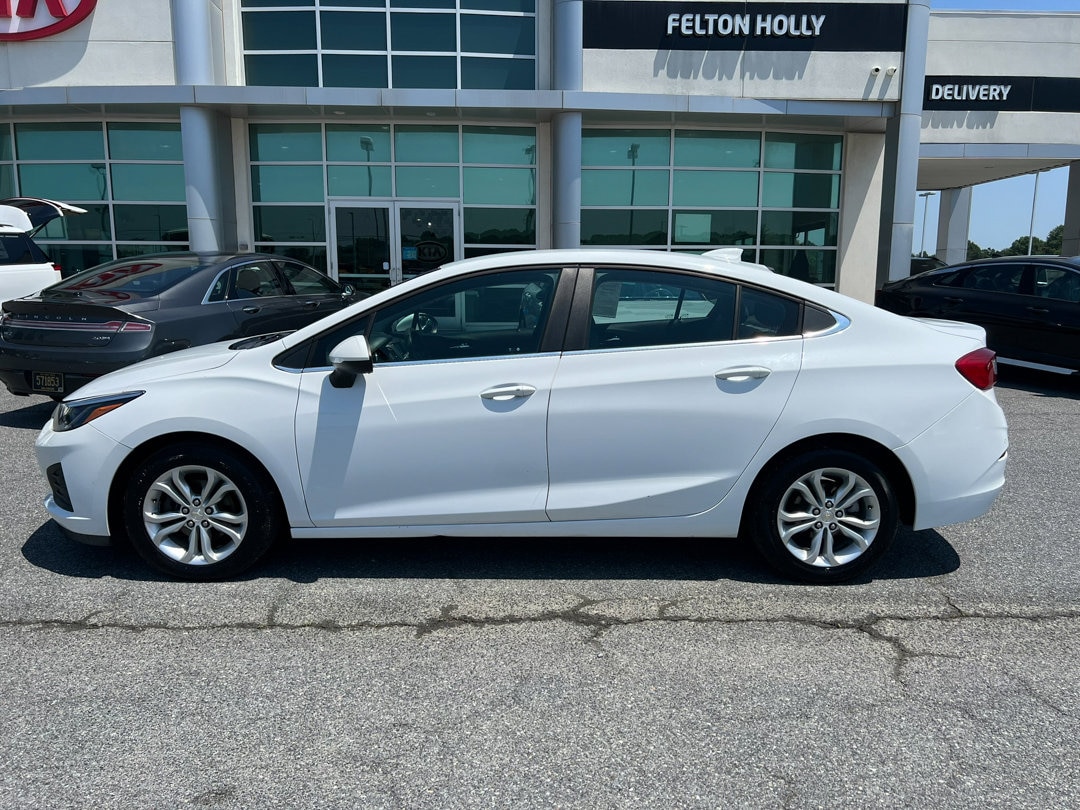 Used 2019 Chevrolet Cruze LT with VIN 1G1BE5SM3K7135113 for sale in Felton, DE