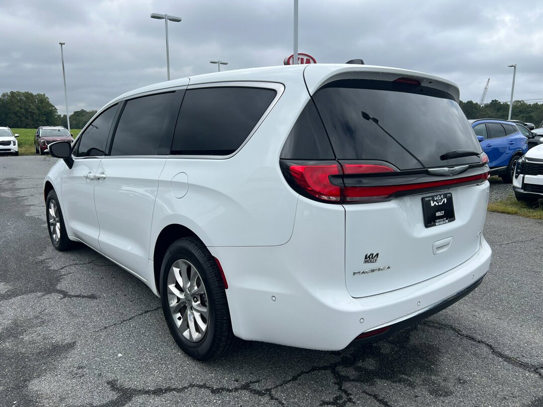 2023 Chrysler Pacifica Touring L photo 3