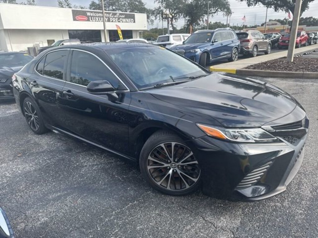 Used 2018 Toyota Camry SE Sedan