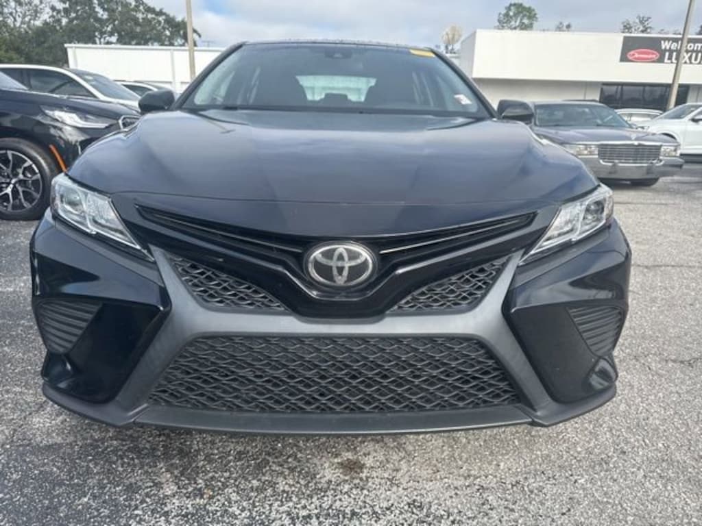 Used 2018 Toyota Camry SE Sedan