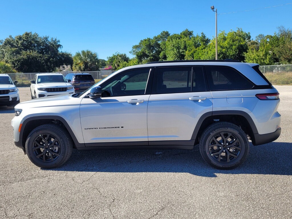 New 2025 Jeep Grand Cherokee Laredo SUV