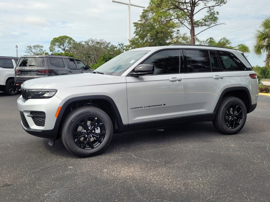 New 2025 Jeep Grand Cherokee Laredo SUV
