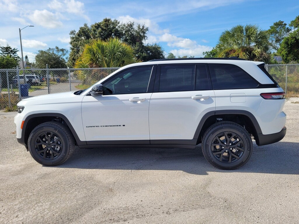 Used 2025 Jeep Grand Cherokee Laredo SUV