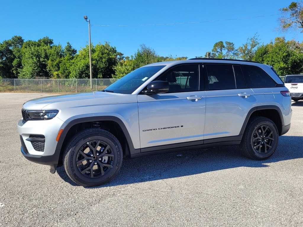 New 2025 Jeep Grand Cherokee Laredo SUV