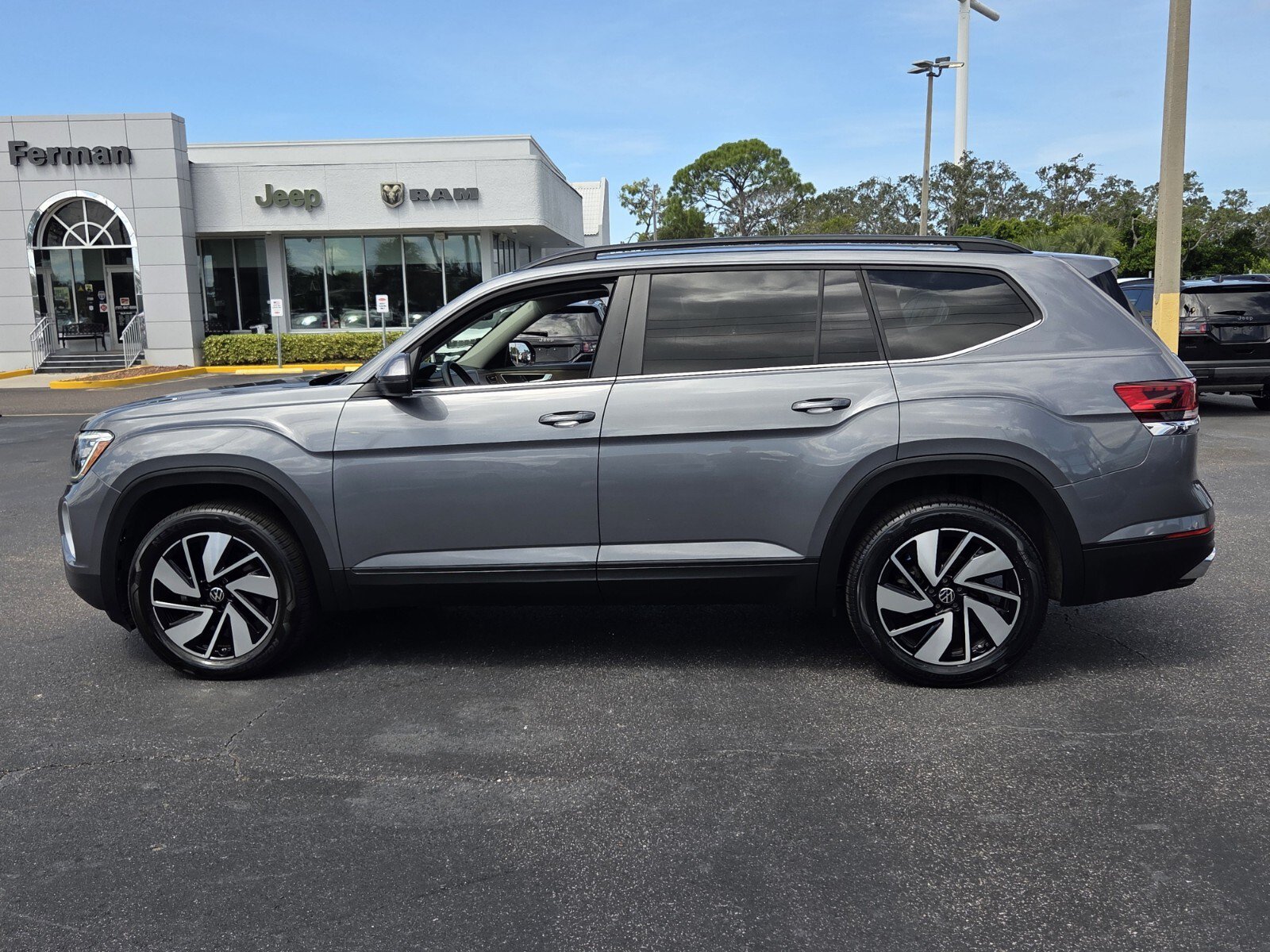 Used 2025 Volkswagen Atlas 2.0T SE w/Technology SUV