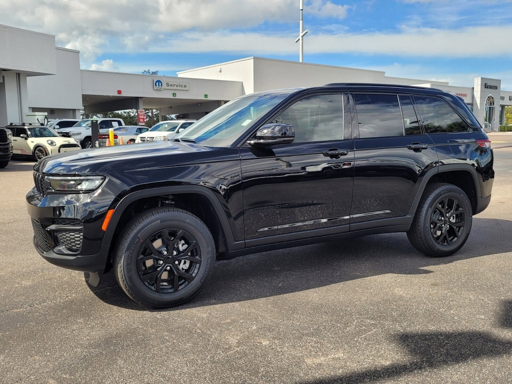 Used 2025 Jeep Grand Cherokee Laredo SUV