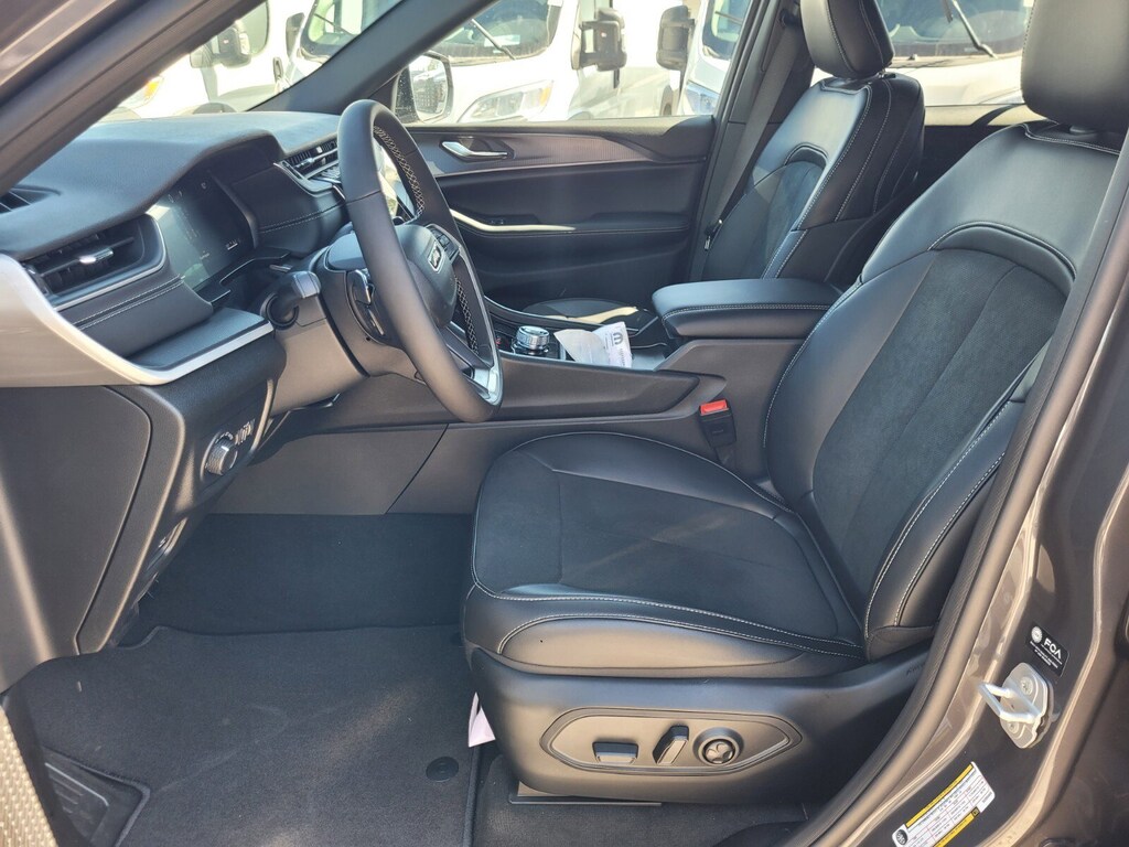 New 2025 Jeep Grand Cherokee Laredo SUV