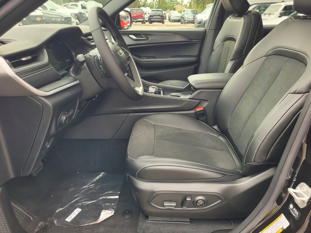 New 2025 Jeep Grand Cherokee L Laredo SUV