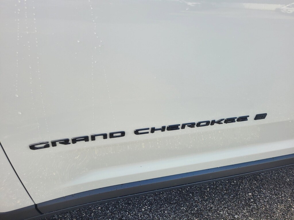 New 2025 Jeep Grand Cherokee Laredo SUV