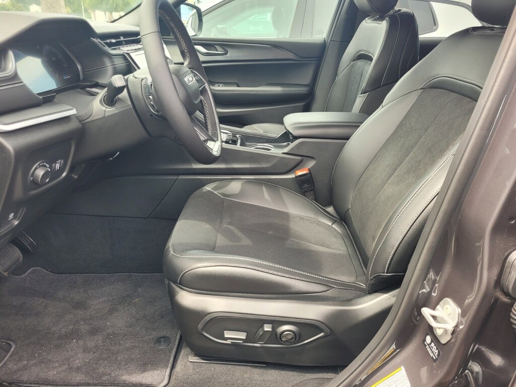 New 2025 Jeep Grand Cherokee L Laredo SUV