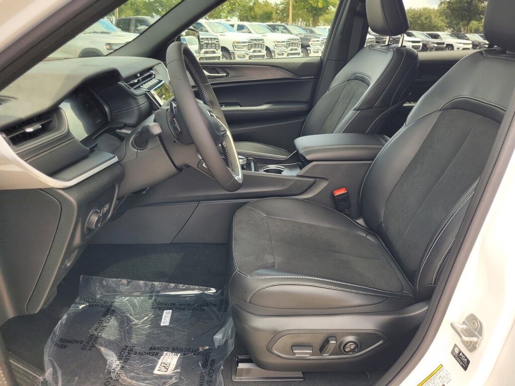 New 2025 Jeep Grand Cherokee L Laredo SUV