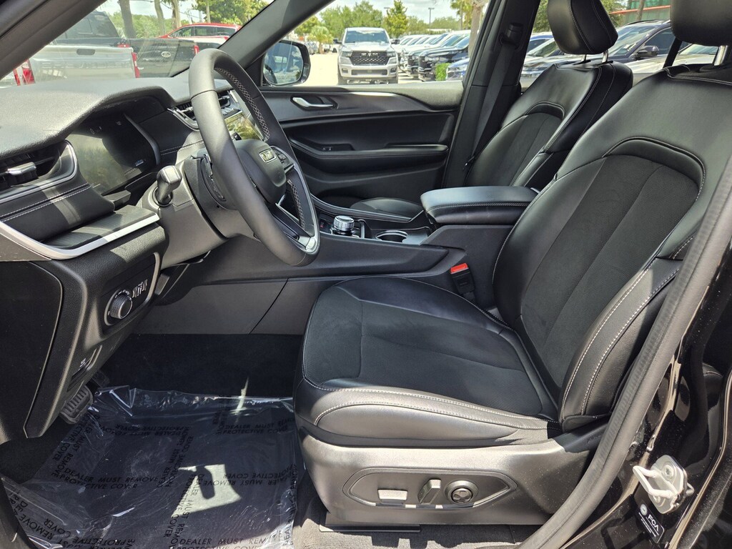Certified 2025 Jeep Grand Cherokee Laredo SUV