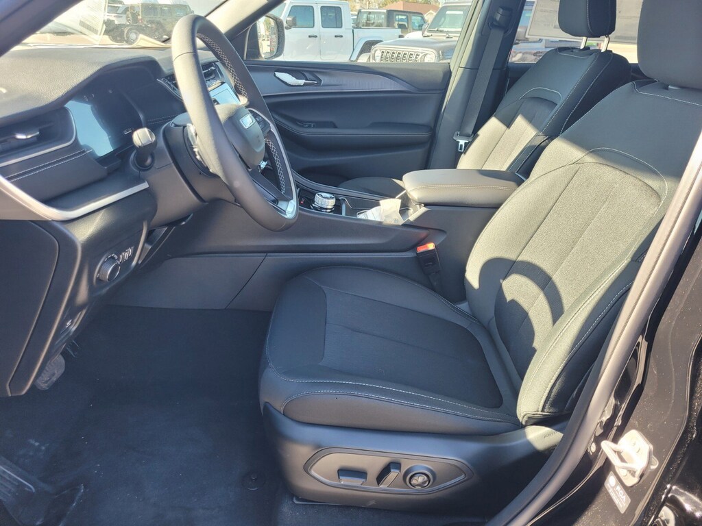 New 2025 Jeep Grand Cherokee Laredo SUV