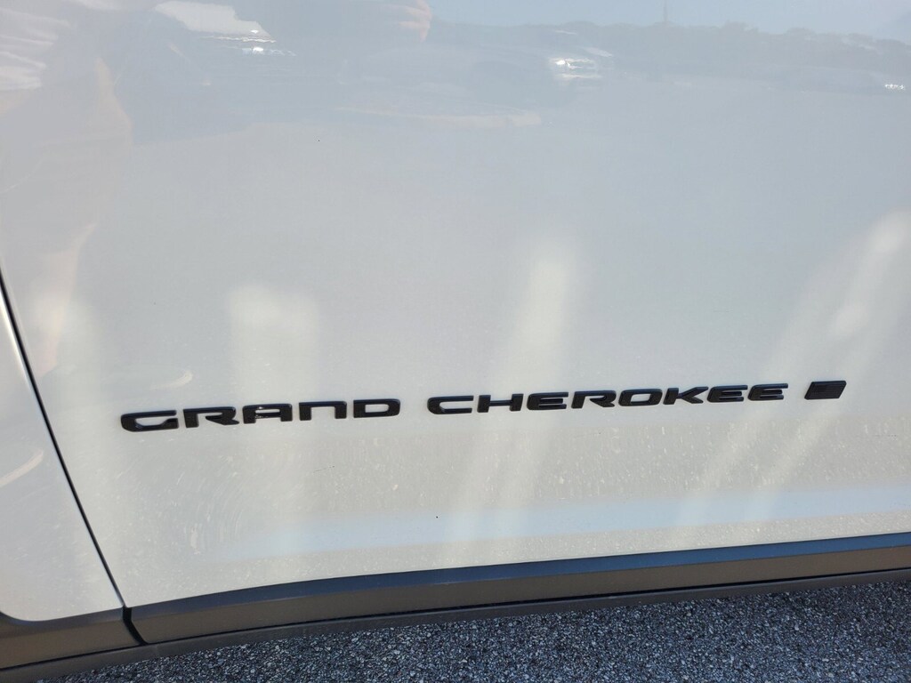 New 2025 Jeep Grand Cherokee Laredo SUV