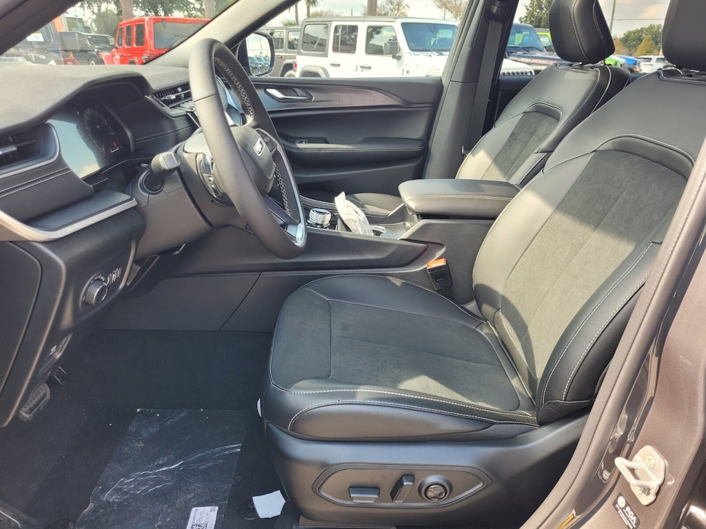 New 2025 Jeep Grand Cherokee L Laredo SUV