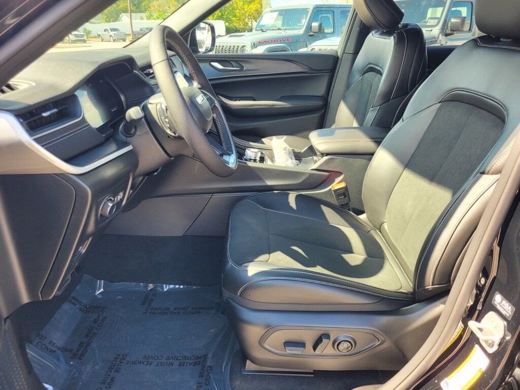 New 2025 Jeep Grand Cherokee Laredo SUV