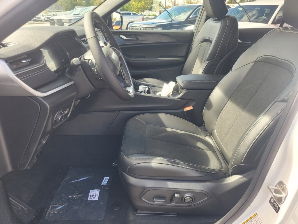 New 2025 Jeep Grand Cherokee Laredo SUV