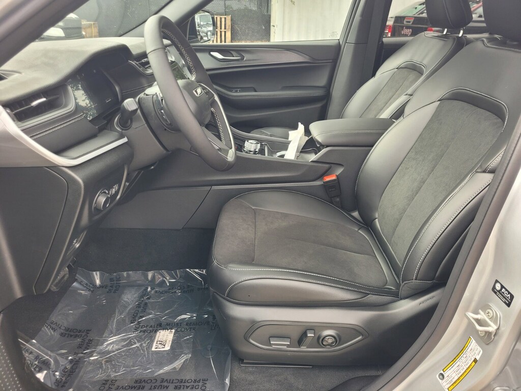 New 2025 Jeep Grand Cherokee Laredo SUV