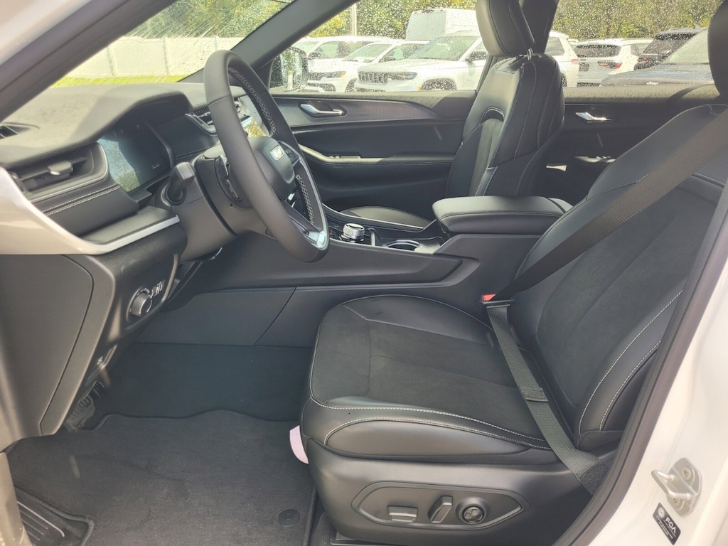 New 2025 Jeep Grand Cherokee L Laredo SUV