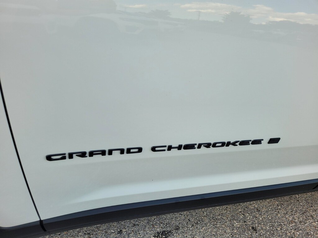 New 2025 Jeep Grand Cherokee L Laredo SUV