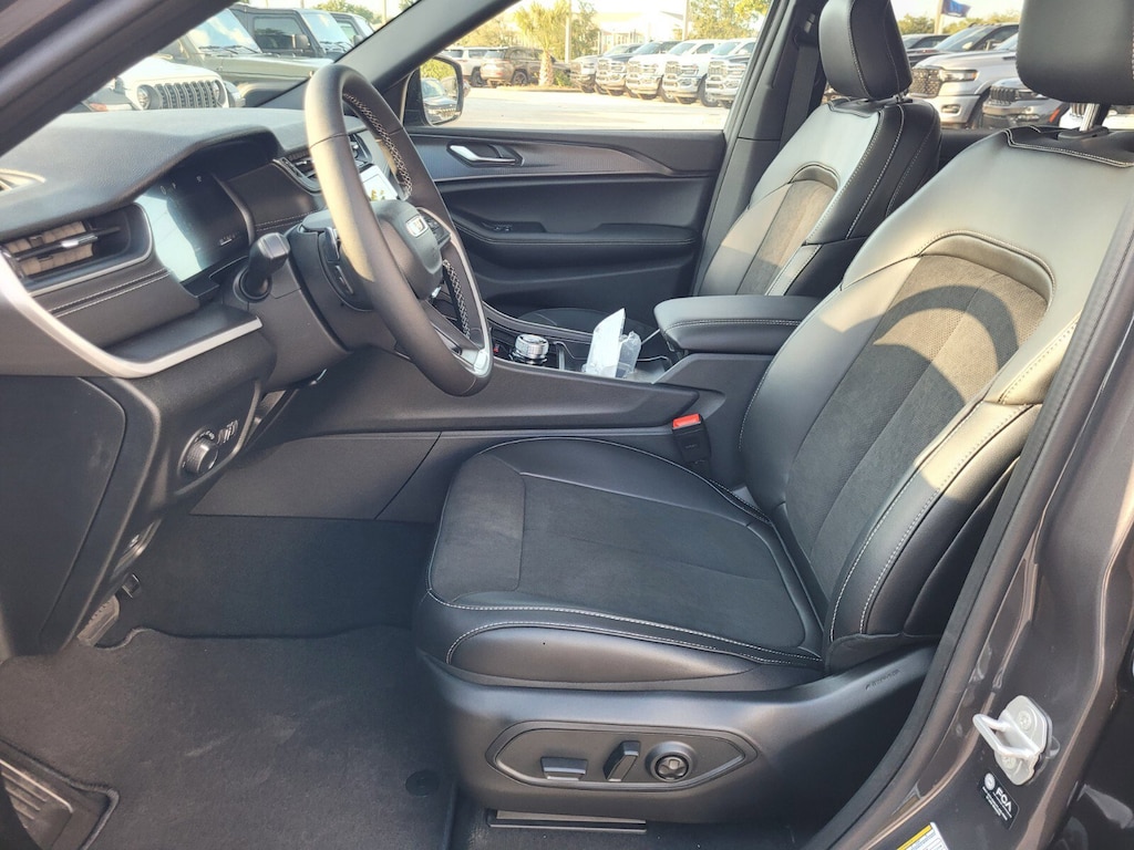 New 2025 Jeep Grand Cherokee L Laredo SUV