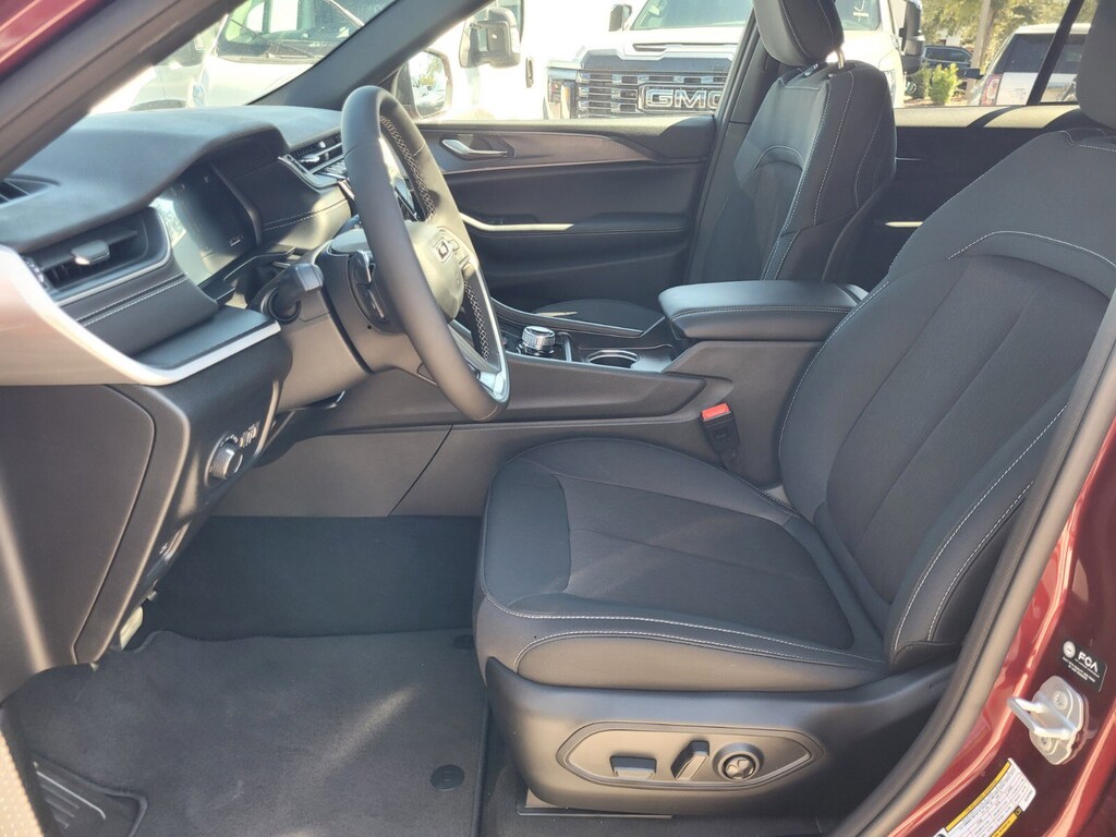 New 2025 Jeep Grand Cherokee Laredo SUV