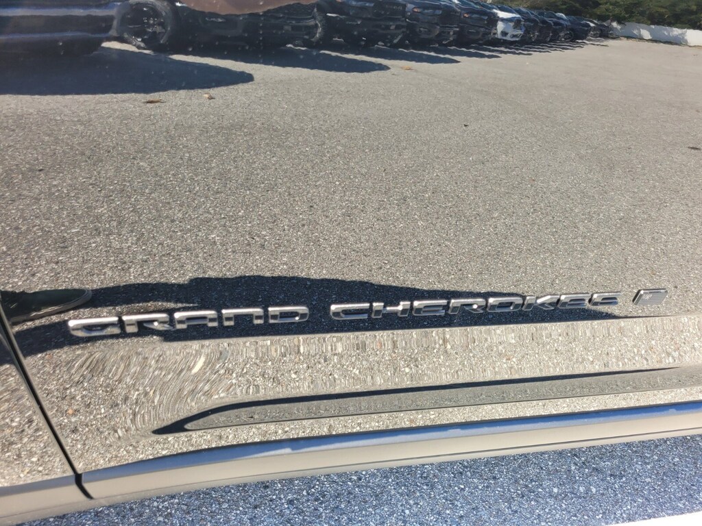 New 2025 Jeep Grand Cherokee Laredo SUV