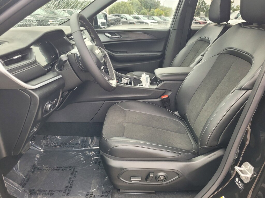 New 2025 Jeep Grand Cherokee Laredo SUV