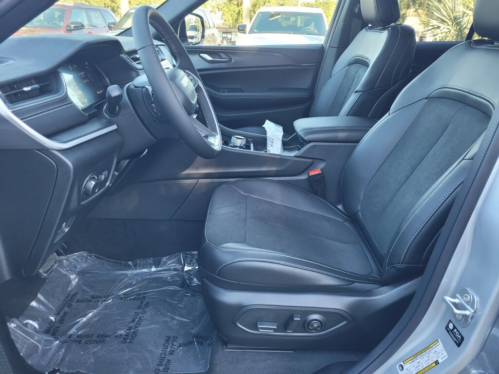 New 2025 Jeep Grand Cherokee Laredo SUV