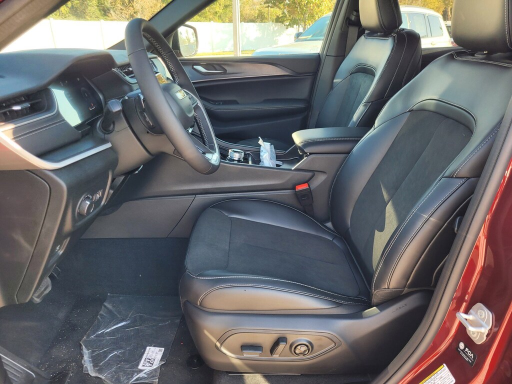 New 2025 Jeep Grand Cherokee Laredo SUV