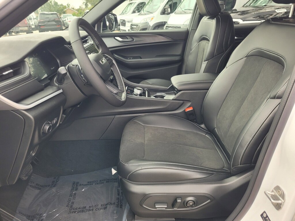 New 2025 Jeep Grand Cherokee L Laredo SUV