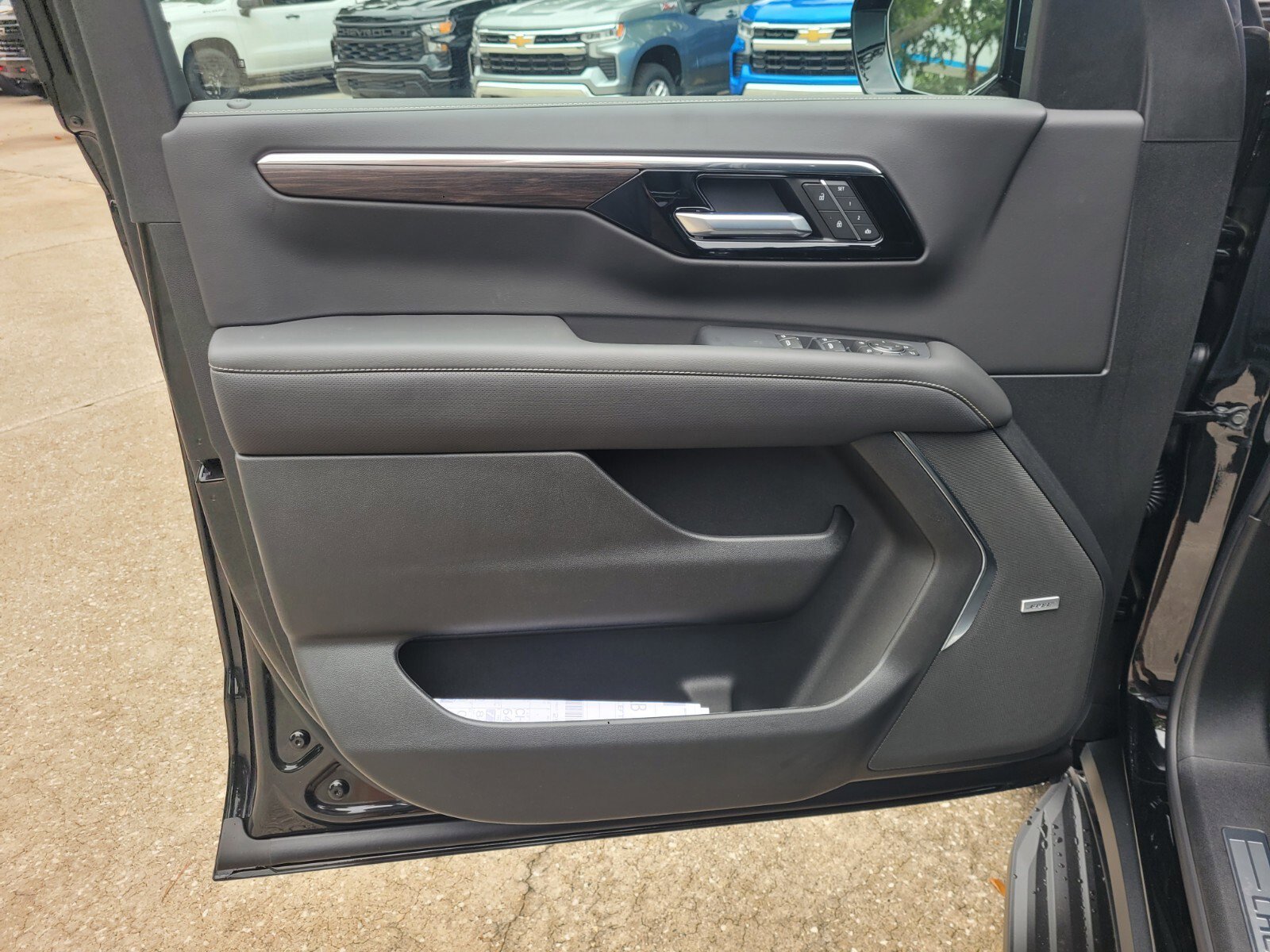 2025 Chevrolet Suburban Premier - Photo 23