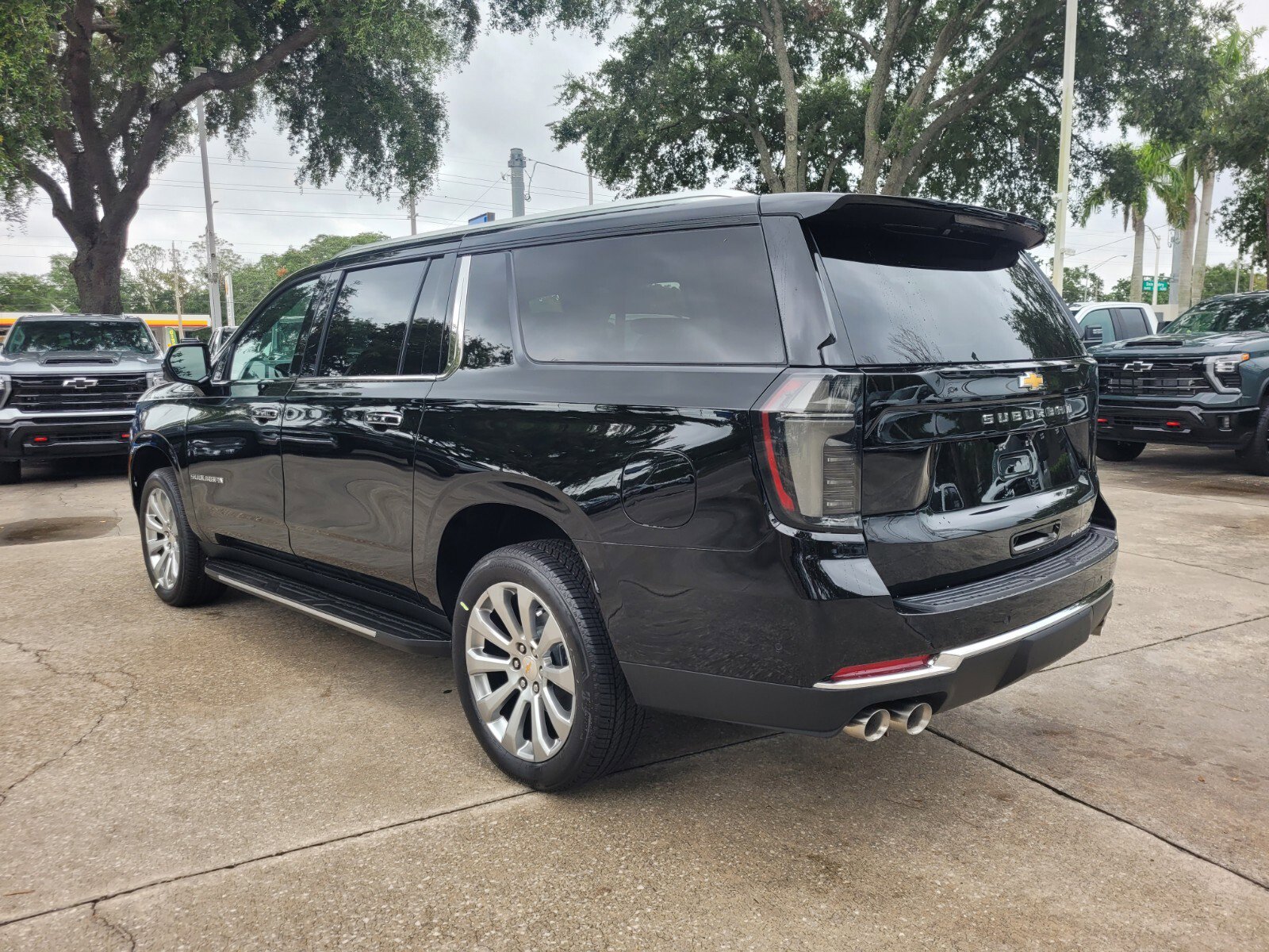 2025 Chevrolet Suburban Premier - Photo 6