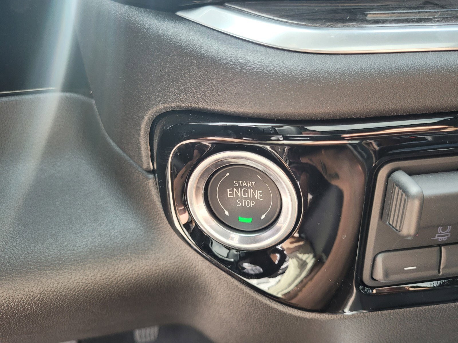 2025 Chevrolet Silverado 1500 LTZ - Photo 34