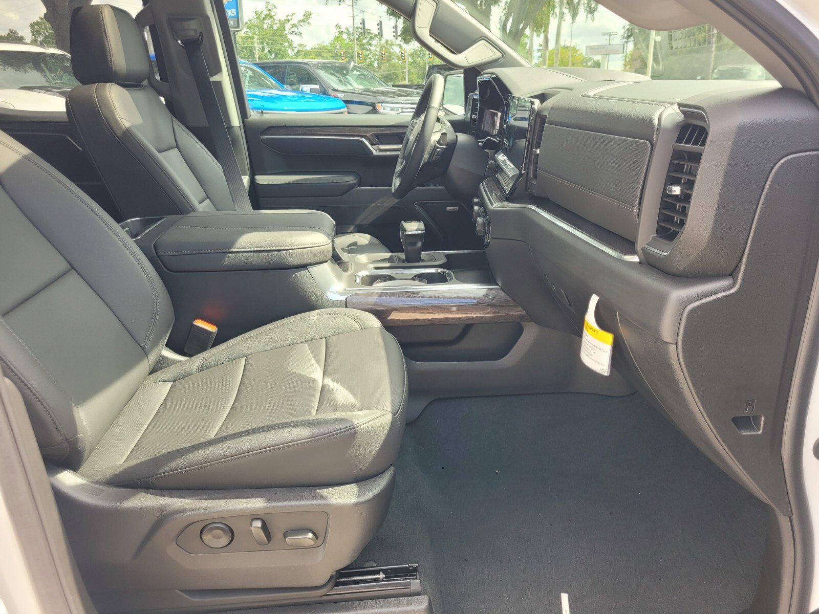 2025 Chevrolet Silverado 1500 LTZ - Photo 13
