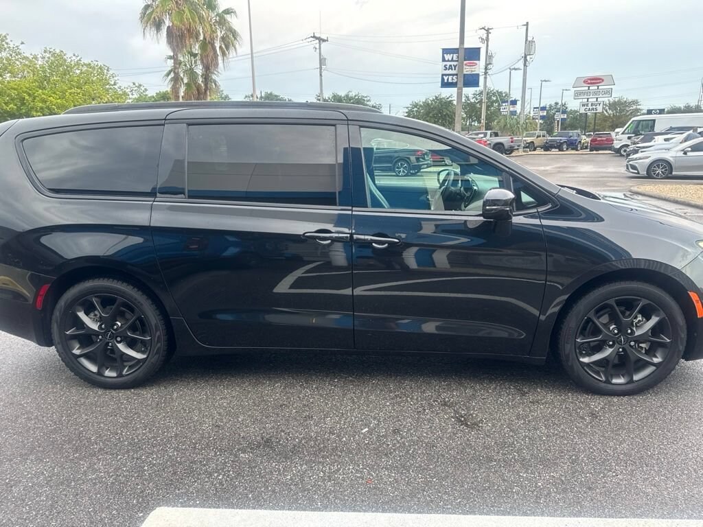 Used 2022 Chrysler Pacifica Touring L Van Passenger Van