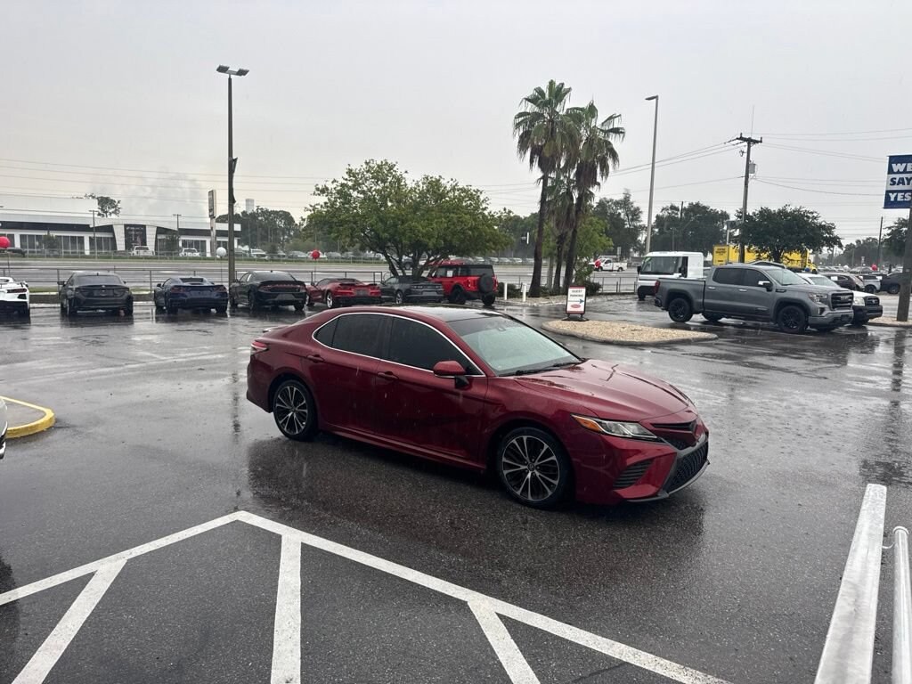 Used 2018 Toyota Camry SE Sedan
