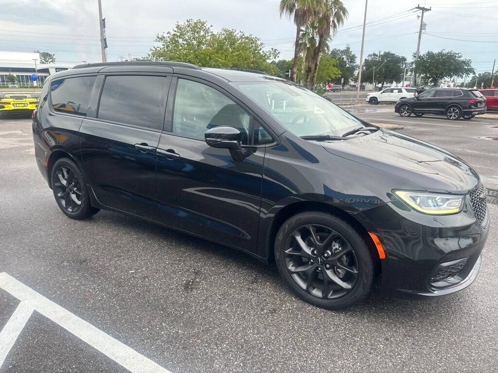 Used 2022 Chrysler Pacifica Touring L Van Passenger Van