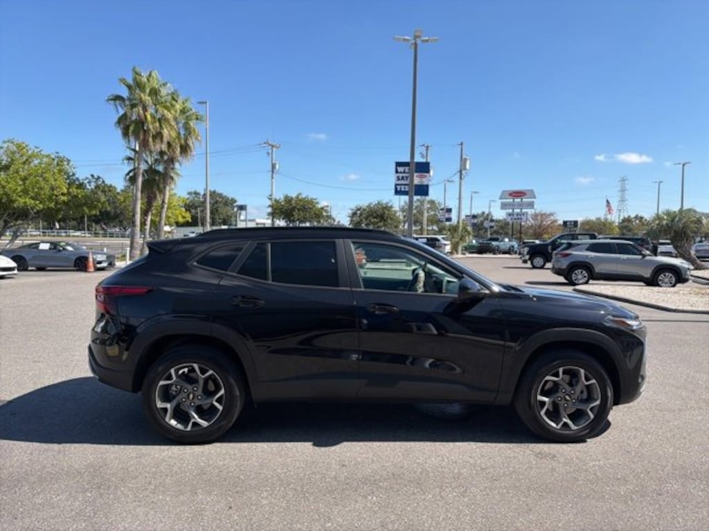 Used 2025 Chevrolet Trax LT SUV