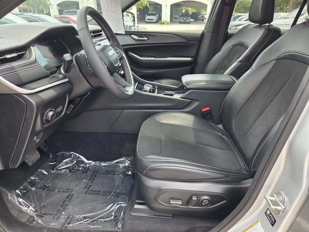 Used 2025 Jeep Grand Cherokee Laredo SUV