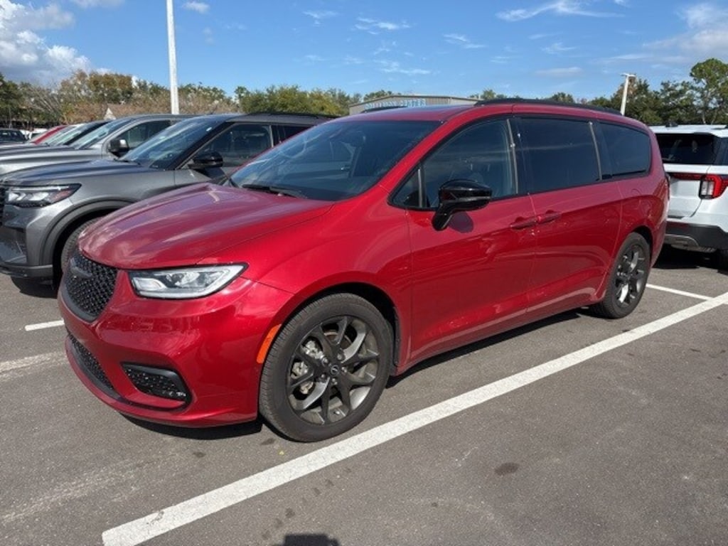 Certified 2025 Chrysler Pacifica Limited Van Passenger Van