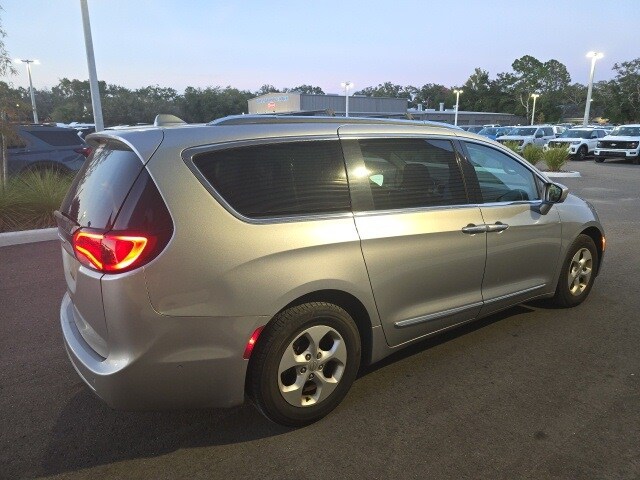 2017 Chrysler Pacifica Touring Plus photo 4