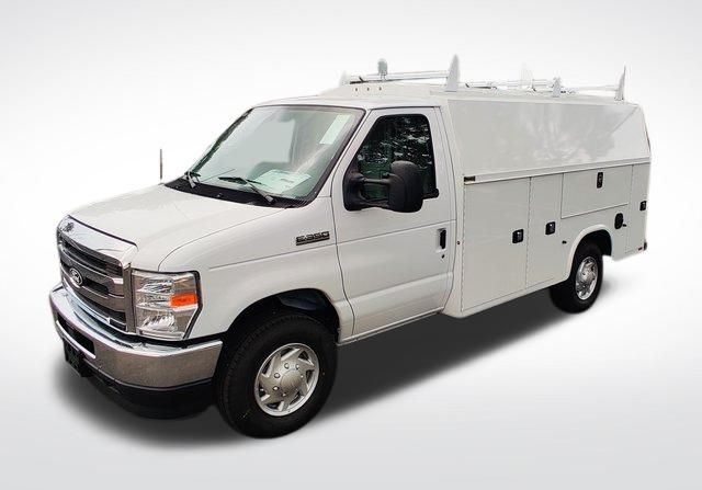 2025 Ford E-Series Cutaway Base's photo