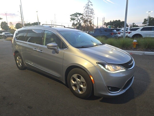 2017 Chrysler Pacifica Touring Plus photo 3
