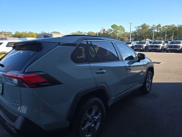 2022 Toyota RAV4 Hybrid XLE photo 3
